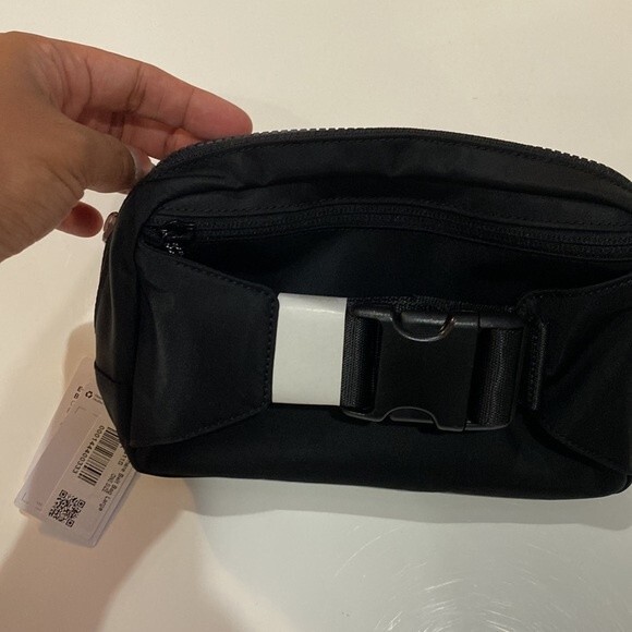 Large Lululemon Everywhere Belt Bag - Picture 6 of 10